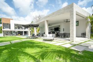 Onyx by Blue Sky Luxury