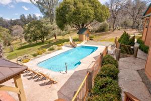 Yosemite Adventure House with Pool-hot tub-game room