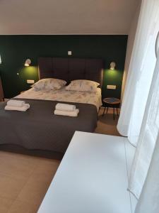 Small studio for 2 with free parking