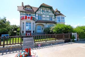 Maisons de vacances Maison avec terrasses a 300m de la mer Juno Beach : photos des chambres