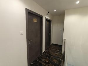 Hotel Classio Andheri - Near DN Nagar Metro Station