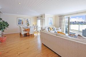 Windrush Lake 66, Sun Kissed Lodge