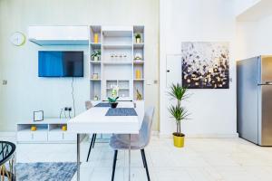 Waves Holiday Homes - Chic Studio With Balcony Overlooking City Views