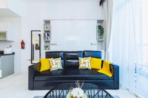 Waves Holiday Homes - Chic Studio With Balcony Overlooking City Views