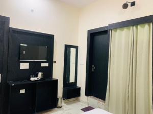 Hotel Divine, Mathura