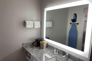 King Room - Non-Smoking room in Express Inn East