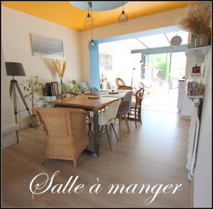 Sejours chez l'habitant Jolie chambre avec salle de bains privative dans Maison Bourgeoise : photos des chambres
