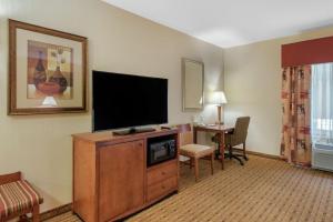 Queen Room with Two Queen Beds - Mobility and Hearing Access/Non-Smoking room in Hampton Inn & Suites Arcata