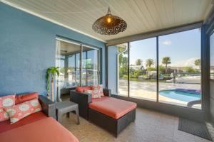 10 Mi to Dtwn Waterfront Home in Tampa with Hot Tub