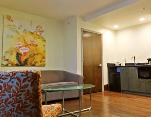 Two-Room King Suite with Sofa Bed room in DoubleTree by Hilton - The Tudor Arms Hotel