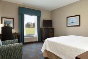 King Room with King Bed - Non-Smoking room in Hampton Inn & Suites Aberdeen/APG South