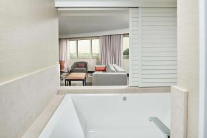 One-Bedroom King Suite with Jetted Tub room in Doubletree By Hilton Fullerton