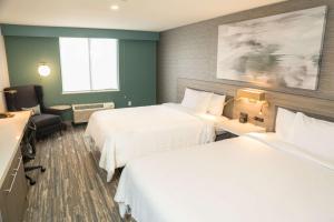 Queen Room with Two Queen Beds and Golf View room in Hilton Garden Inn Montebello / Los Angeles