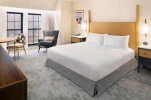 King Room with Bath Tub - Mobility Access room in Hilton Pearl River