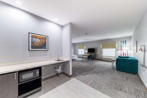 King Studio with Roll-In Shower - Mobility and Hearing Access/Non-Smoking room in Hampton Inn & Suites Pryor Ok