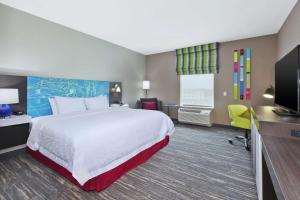 King Room with Accessible Tub - Mobility and Hearing Access/Non-Smoking room in Hampton Inn Sedalia