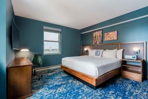 One-Bedroom Grand King Suite room in Hotel Elkhart Tapestry Collection By Hilton
