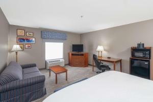 King Room with Sofa Bed and Study - Non-Smoking room in Hampton Inn London-North Ky