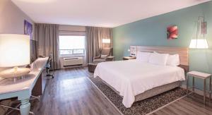 King Room with Accessible Tub - Mobility Access room in Hilton Garden Inn Des Moines/Urbandale