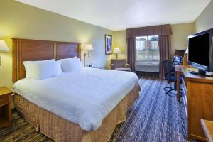 King Room with King Bed - Non-Smoking room in Hampton Inn Pittsburgh Area-Beaver Valley-Center Township