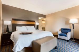 King Room - Non-Smoking room in Hampton Inn and Suites Camp Springs
