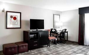 Queen Room with Two Queen Beds - Mobility and Hearing Access/Non-Smoking room in Hampton Inn & Suites Richmond Glenside
