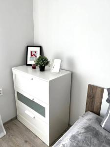 Apartment Solidarności, Metro, Wi-Fi, TV, YouTube - by HIK Apartments