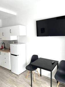 Apartment Solidarności, Metro, Wi-Fi, TV, YouTube - by HIK Apartments