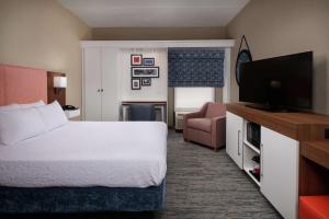 Queen Room with Roll-In Shower - Disability Access/Non-Smoking room in Hampton Inn Youngstown West