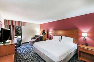 King Room with King Bed - Non-Smoking room in Hampton Inn Aiken