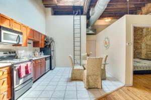 Central Chicago Loft Walk to Soldier Field!