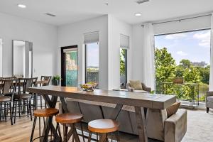 River View, Balcony, Germantown, Central, Elevator