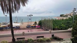 Beachfront Apartment with Sea Views & Private Parking