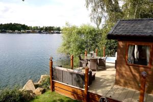 Fable Lodge Tattershall Lakes - luxury lakeside lodge with hot tub