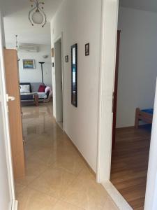 2 bed Comfy Gem: Functional, Ideal Location, Steps to the Beach