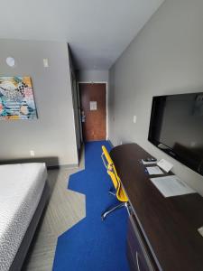 Queen Room -  Non-Smoking room in Microtel Inn & Suites by Wyndham Bluffs