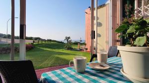 Escape to Paradise: Beachside Apartment