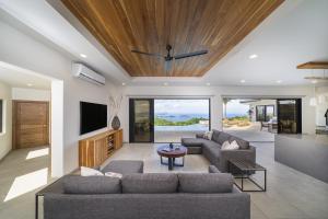 Villa Vista Pacifico - Serene Villa, Ocean View Pool, Rooftop Deck, 5 BR