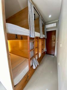 Giường Đơn trong Phòng ngủ tập thể (Single Bed in Dormitory Room)