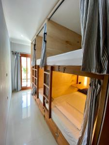 Giường Đơn trong Phòng ngủ tập thể (Single Bed in Dormitory Room)