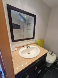 Elegant 2-Bedroom Apartment in Benidorm with Private Pool and Scenic Garden Views