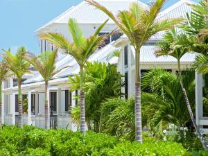 Mahogany Bay Resort and Beach Club, Curio Collection