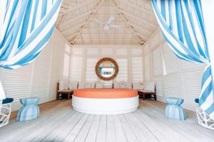 Mahogany Bay Resort and Beach Club, Curio Collection