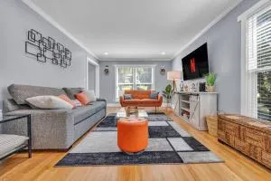 NEW! Modern Luxury w/ Pool Table 3BR/5BD Sleeps 10 - Leslie Estates