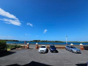 Avondale,2 bed lakeside on the Promenade, free parking & wifi