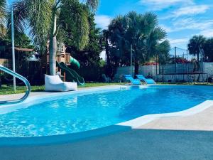 Island Vibes Beach House & 10 min walk to beach