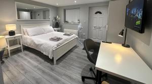 Modern Luxury Private Detached 1 Double Bedroom Studio Apartment - Super Fast Wifi