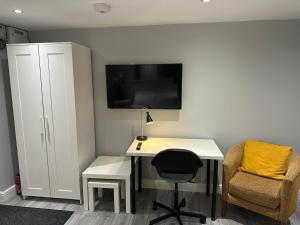 Modern Luxury Private Detached 1 Double Bedroom Studio Apartment - Super Fast Wifi