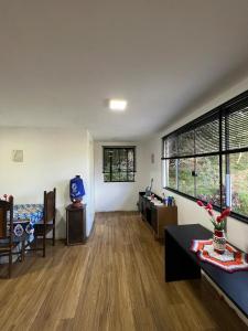 Quarto Grande Com Banheiro Privativo em OP