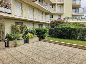 Appartement moderne avec terrasse et parking, au cœur de Granville, à deux pas de la plage ! - FR-1-361-77